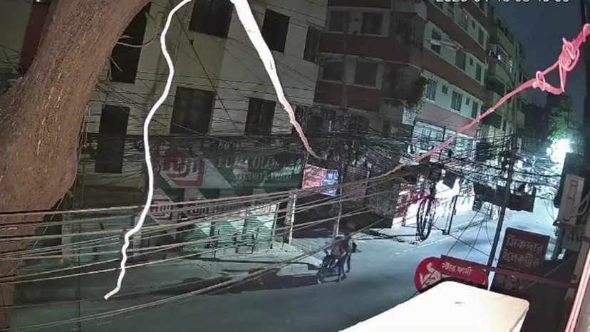 রাতে বাড়ির গেট খোলার জন্য দাঁড়িয়ে ছিলেন, তখনই ছিনতাইয়ের শিকার ফটোগ্রাফার