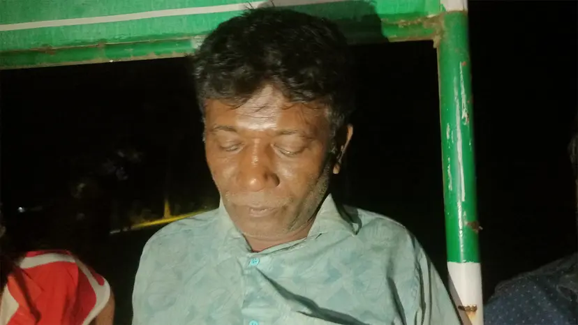 চোলাই মদসহ চমেক হাসপাতালের অফিস সহায়ক আটক