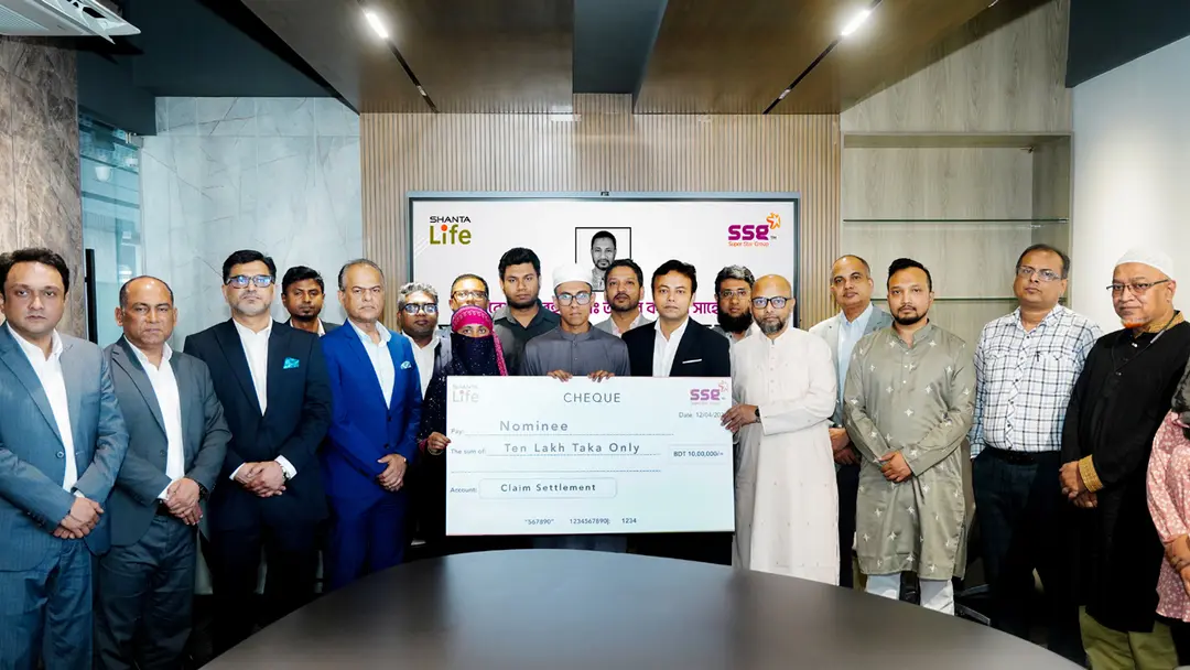 প্রয়াত পরিবেশকের পরিবারকে ১০ লাখ টাকার বিমা সহায়তা দিল সুপার স্টার গ্রুপ