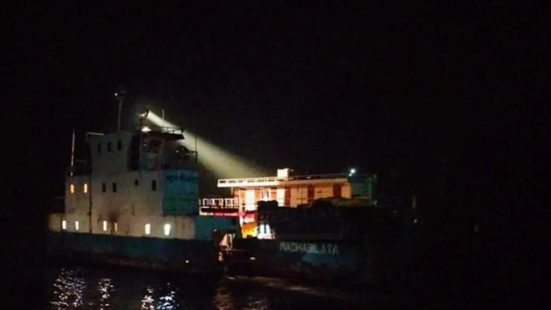 কালবৈশাখী ঝড়ে দৌলতদিয়া-পাটুরিয়া নৌরুটে ফেরি চলাচল বন্ধ