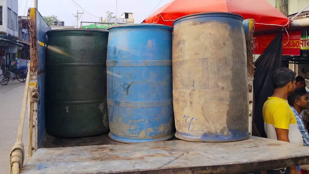 বরিশালে ৩২০০ লিটার জ্বালানি তেল মজুত, ব্যবসায়ীকে জরিমানা