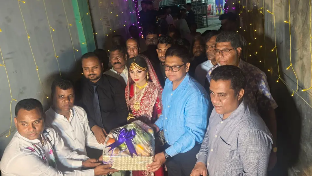 হরিজন সম্প্রদায়ের মেয়ের বিয়েতে উপহার নিয়ে হাজির গাজীপুরের ডিসি