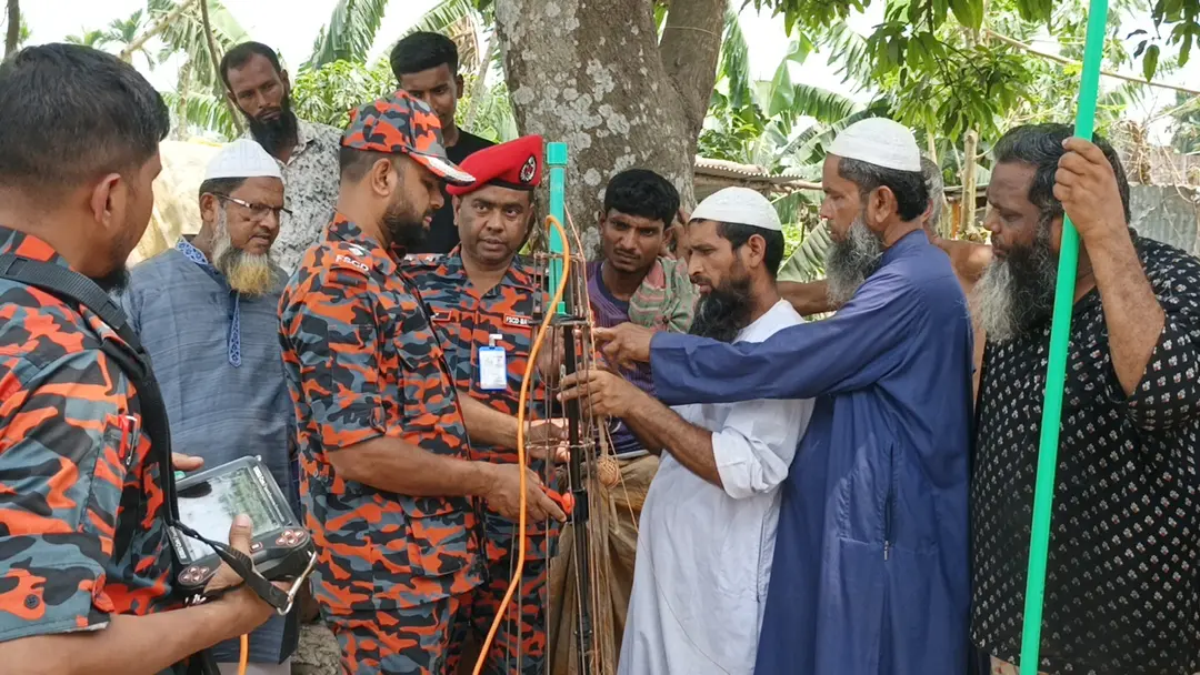 শিশুর জীবন বাঁচাতে তারা মিয়ার জাদুকরী খাঁচা, ডাক পাঠালো ফায়ার সার্ভিস