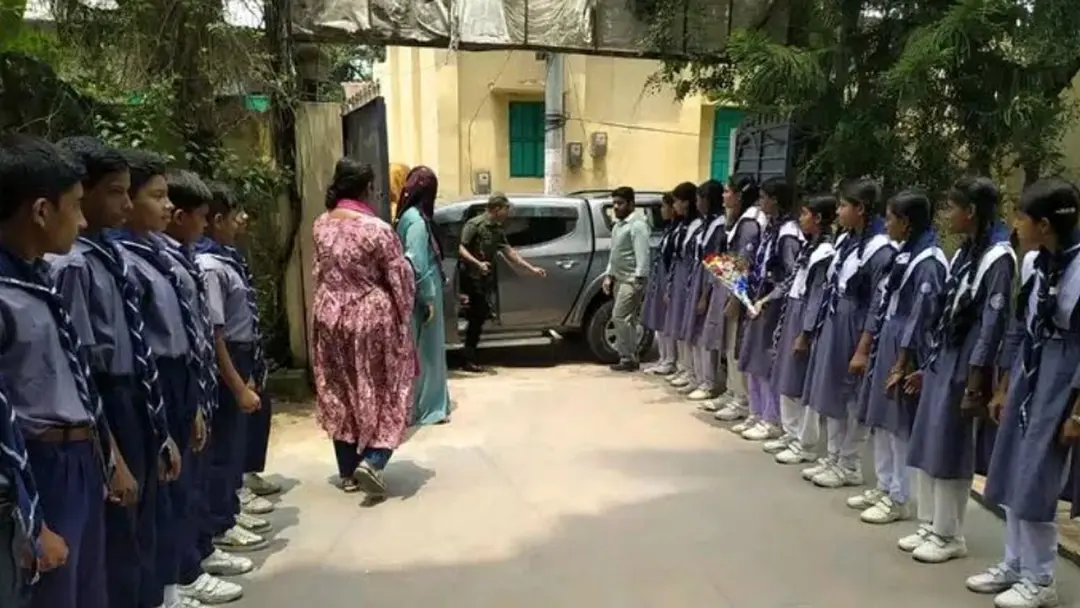 মন্ত্রীর নির্দেশ অমান্য, ইউএনওকে শুভেচ্ছায় রাস্তায় দাঁড়িয়ে শিক্ষার্থীরা