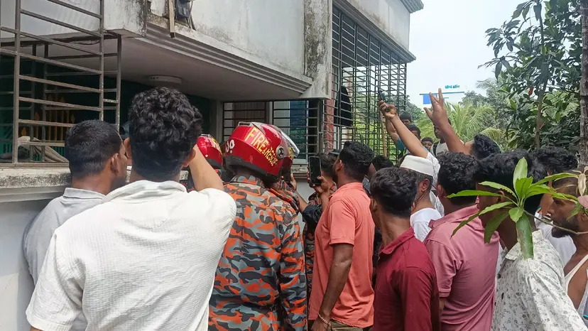 ৯৯৯-এ ফোন, ঘরের দরজা ভেঙে শ্রমিকের মরদেহ উদ্ধার