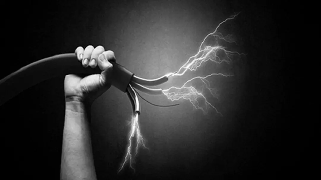 ব্লেন্ডার মেরামত করতে গিয়ে বিদ্যুৎস্পৃষ্টে প্রাণ গেল চা দোকানির