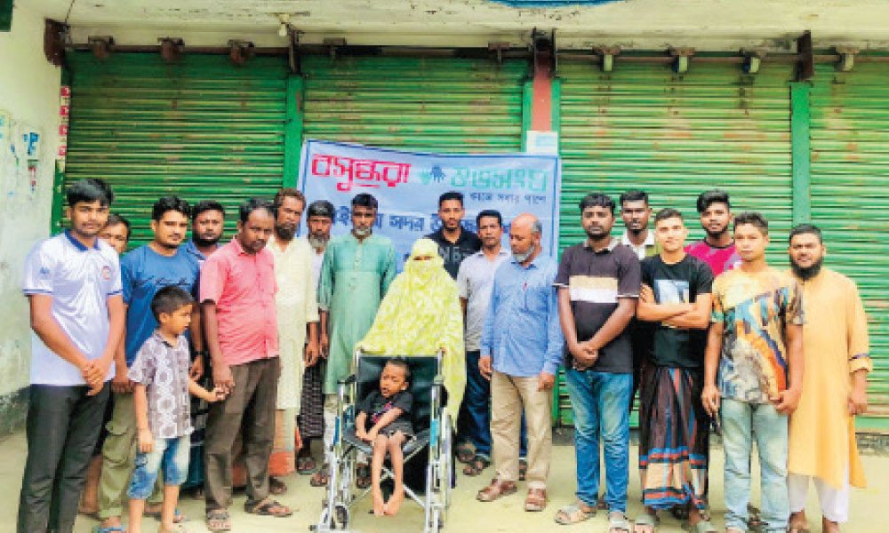 গাইবান্ধায় হুইলচেয়ার পেল প্রতিবন্ধী শিশু
