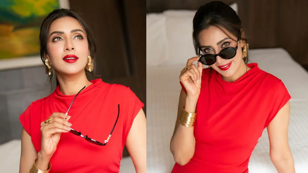 ‘রেড হট’ অবতারে নজর কাড়লেন মিম