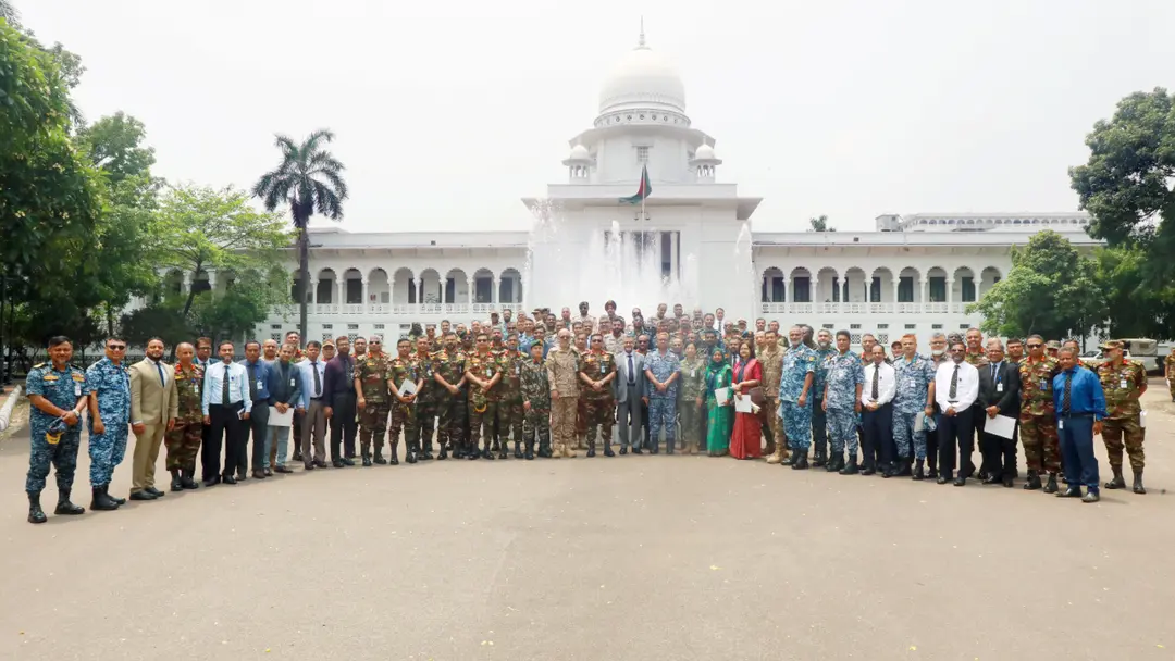 বিভিন্ন দেশের সামরিক বাহিনীর সদস্যদের সুপ্রিম কোর্ট পরিদর্শন