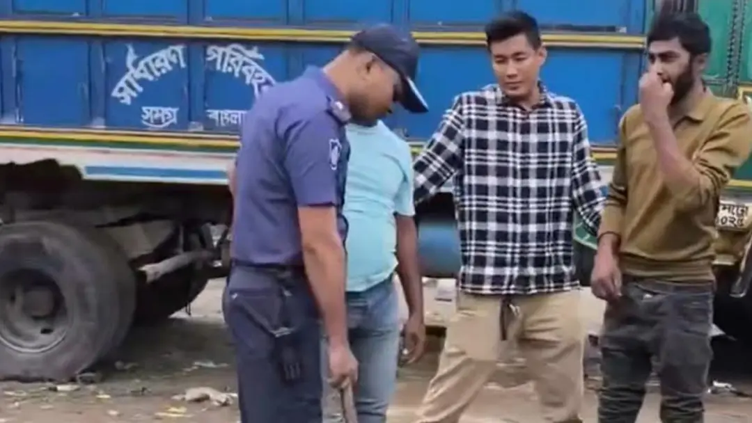 পাম্পে সিরিয়ালে মোটরসাইকেল এগিয়ে দিয়ে ঘুষ নেওয়ার অভিযোগ, আটক ৩