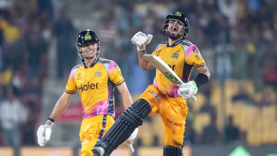 বাবরের রেকর্ডগড়া সেঞ্চুরিতে ফাইনালে পেশোয়ার