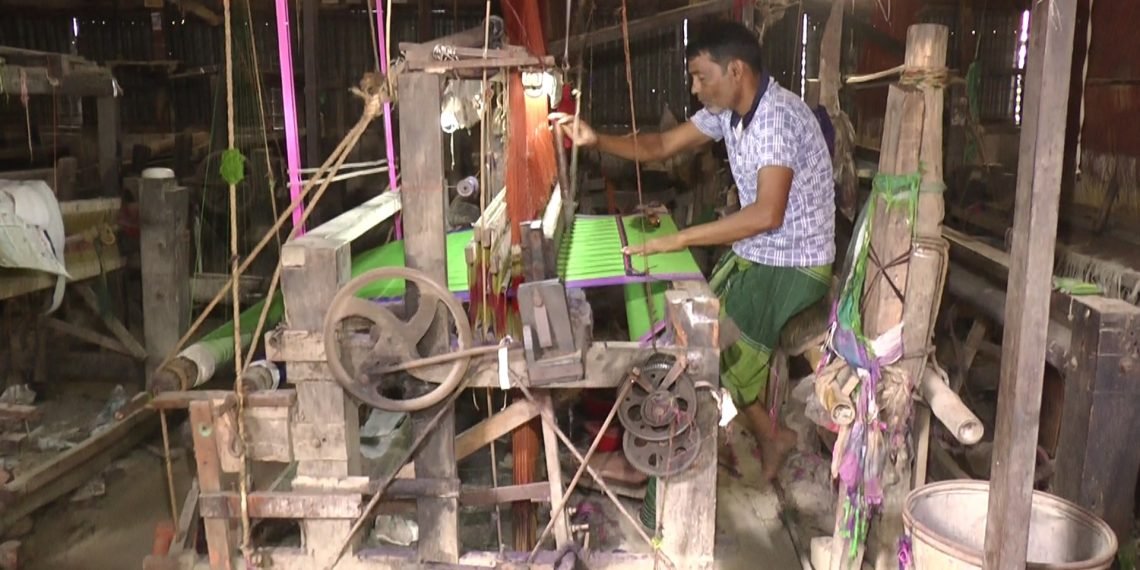 সিরাজগঞ্জে তাঁতপল্লিতে হতাশা আর অনিশ্চয়তায় শ্রমিকরা