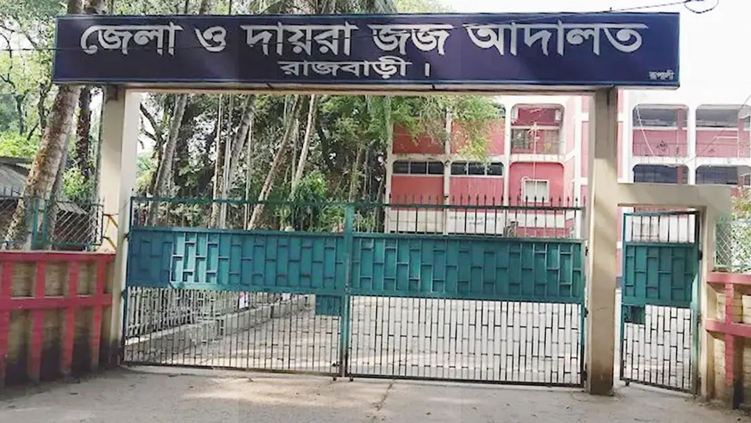 জামিনের বিরোধিতা করায় আদালত প্রাঙ্গণে পুলিশকে মারধর