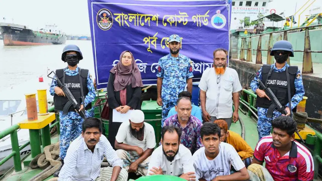 কর্ণফুলী নদীতে বন্দরের জাহাজ থেকে তেল পাচারের অভিযোগে আটক ৯