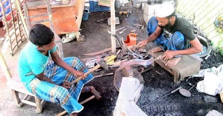 সিরাজগঞ্জে কামারপল্লীতে টুংটাং শব্দে মুখর