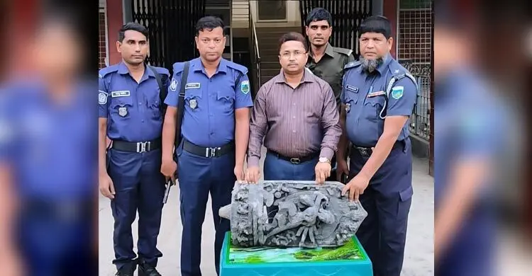 সিরাজগঞ্জে পুকুর খননে মিললো কষ্টিপাথরের বিষ্ণুমূর্তি