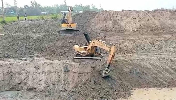 সিরাজগঞ্জে ৭ কোটি টাকার খাল খনন প্রকল্পের কাজ চলছে