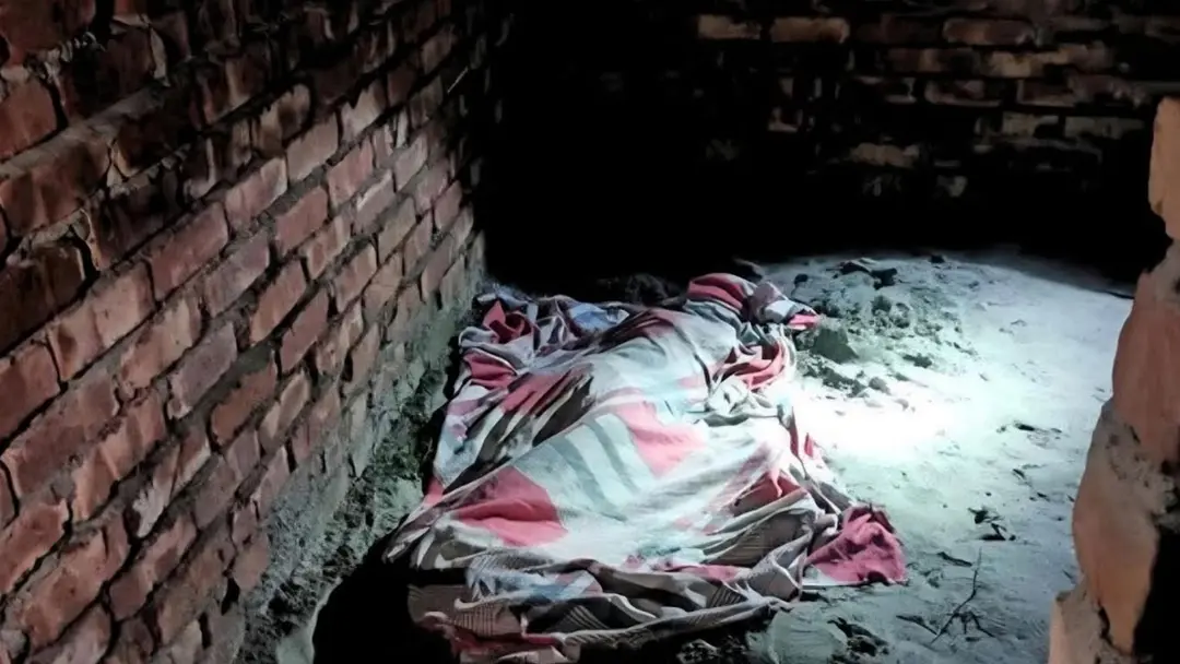 নিজের নির্মাণাধীন বাড়ির বালুর স্তুপে মিলল নারীর মরদেহ