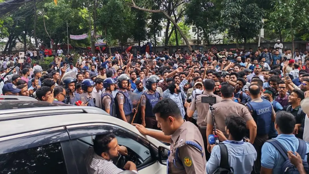 মন্ত্রীর আশ্বাসের পরও বিক্ষোভ, আন্দোলনকারীদের সড়ক থেকে সরিয়ে দিলো পুলিশ মন্ত্রীর আশ্বাসের পরও বিক্ষোভ, আন্দোলনকারীদের সড়ক থেকে সরিয়ে দিলো পুলিশ