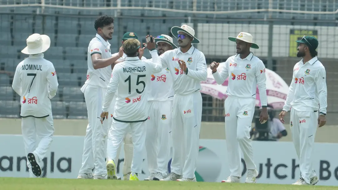 দিনের শুরুতেই পাকিস্তানকে জোড়া আঘাত তাসকিনের দিনের শুরুতেই পাকিস্তানকে জোড়া আঘাত তাসকিনের