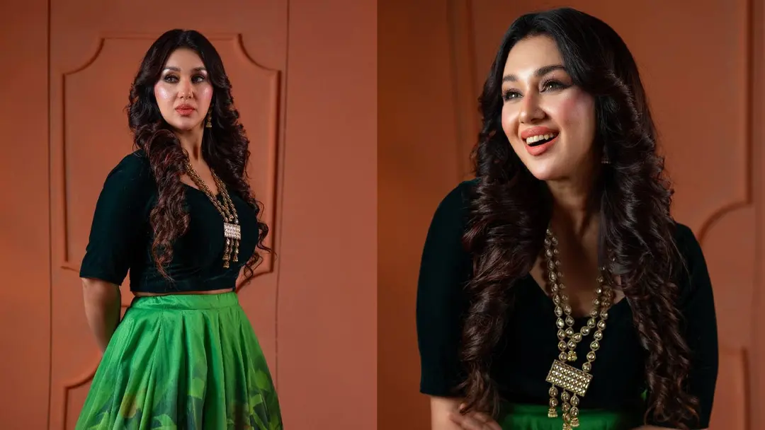 এবার ‘টপস’ পরে নজর কাড়লেন অপু বিশ্বাস
