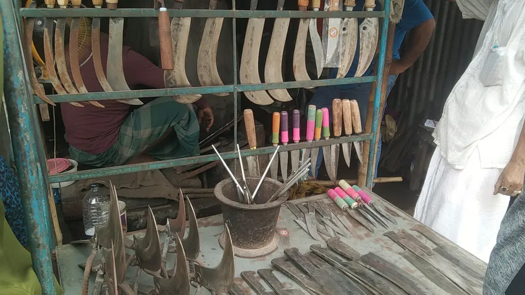 লোহার বুকে হাতুড়ির ঘা, চাকচিক্য-রেডিমেড বাজারে ঐতিহ্য আগলে রাখার লড়াই