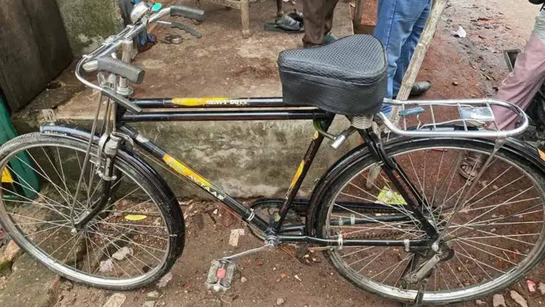 ইমামের মোটরসাইকেল চুরি করে সাইকেল রেখে গেল চোর ইমামের মোটরসাইকেল চুরি করে সাইকেল রেখে গেল চোর