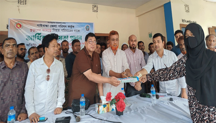 গাইবান্ধায় কুকুরের কামড়ে নিহত পরিবারের মাঝে আর্থিক সহায়তা প্রদান