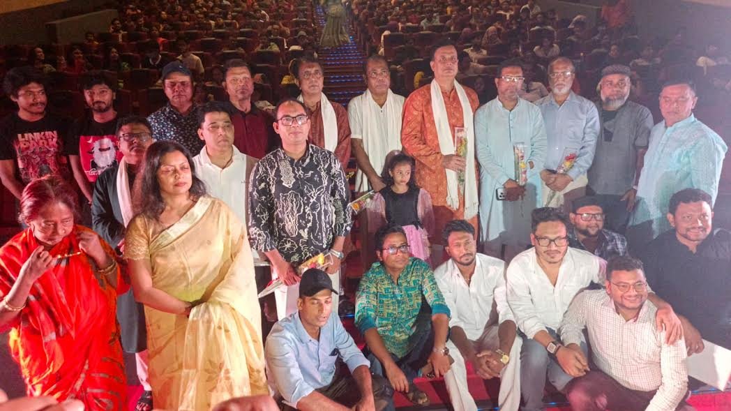 হলভর্তি দর্শকে বগুড়ায় ‘মুখোশ মুখো’র প্রদর্শনী হলভর্তি দর্শকে বগুড়ায় ‘মুখোশ মুখো’র প্রদর্শনী