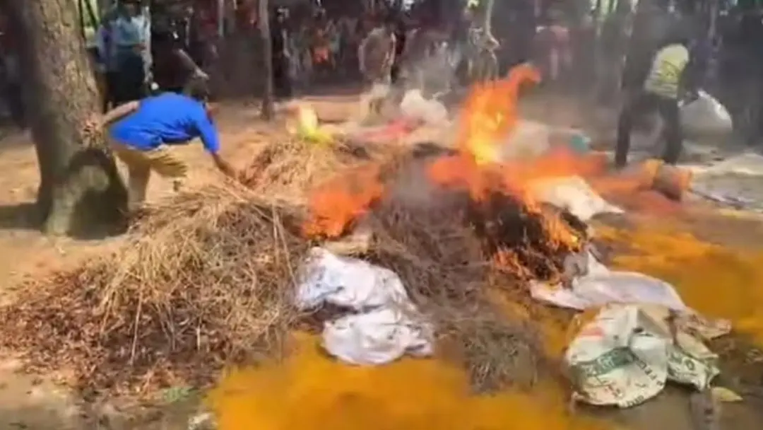 গাইবান্ধায় ৬০ মণ ভেজাল হলুদ-মরিচের গুড়া পুড়িয়ে ধ্বংস, জরিমানা দেড় লাখ গাইবান্ধায় ৬০ মণ ভেজাল হলুদ-মরিচের গুড়া পুড়িয়ে ধ্বংস, জরিমানা দেড় লাখ