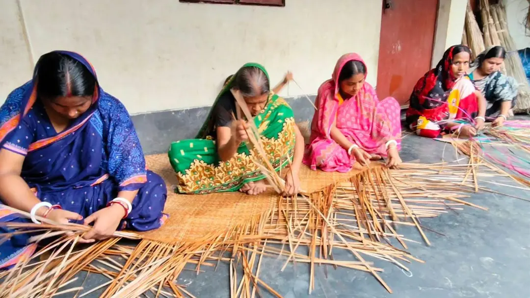 শীতল পাটির গ্রাম আজ অস্তিত্ব সংকটে, ঐতিহ্য আঁকড়ে টিকে ৮০ পরিবার
