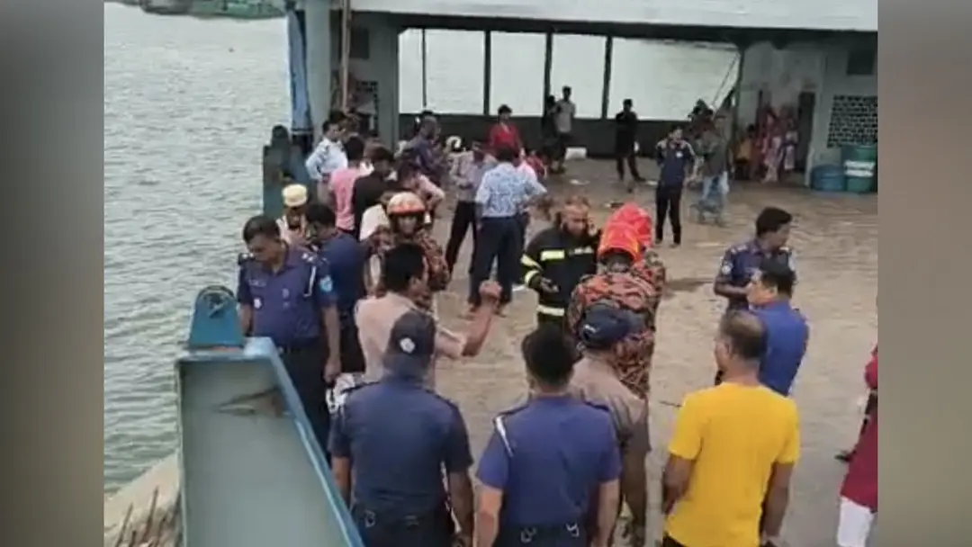 দৌলতদিয়া ঘাটে নিয়ন্ত্রণ হারিয়ে আবারও বাস পড়ল নদীতে