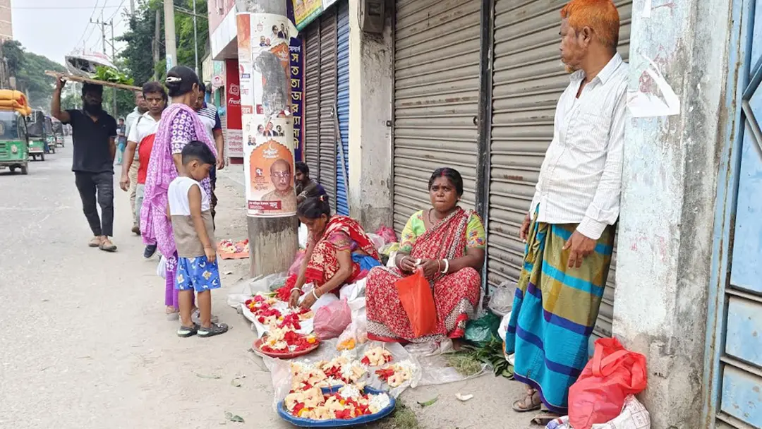 ভক্তির ফুলে তাদের বেঁচে থাকার লড়াই ভক্তির ফুলে তাদের বেঁচে থাকার লড়াই