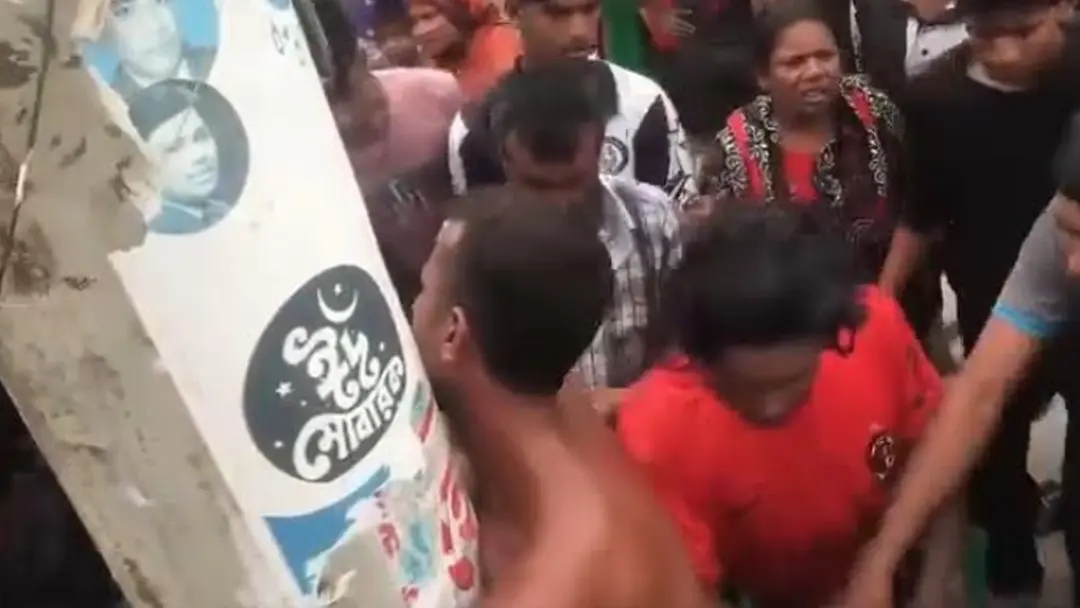 কুষ্টিয়ায় শিশু ধর্ষণের অভিযোগে যুবককে গণপিটুনি কুষ্টিয়ায় শিশু ধর্ষণের অভিযোগে যুবককে গণপিটুনি