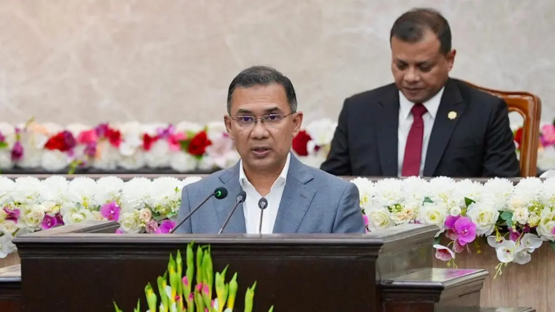 নিরাপত্তার ঘেরাটোপে সরকার প্রধানকে জনগণ থেকে দূরে ঠেলে না দেওয়ার আহ্বান নিরাপত্তার ঘেরাটোপে সরকার প্রধানকে জনগণ থেকে দূরে ঠেলে না দেওয়ার আহ্বান