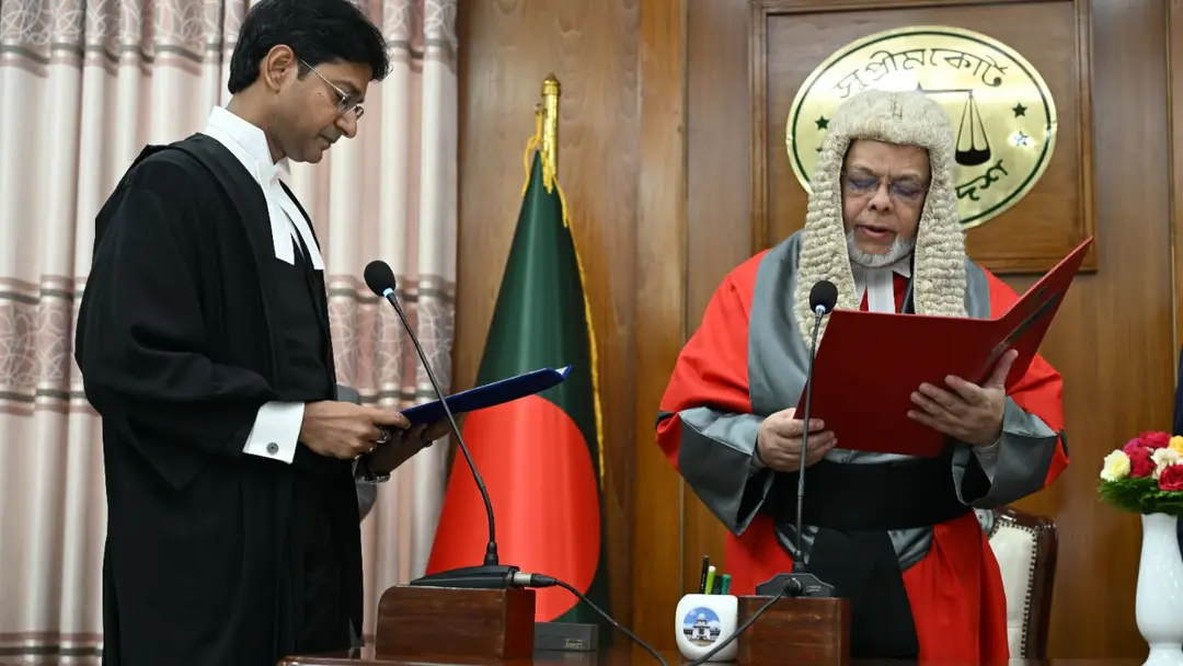 শপথ নিলেন বিচারপতি দেবাশীষ রায় চৌধুরী শপথ নিলেন বিচারপতি দেবাশীষ রায় চৌধুরী