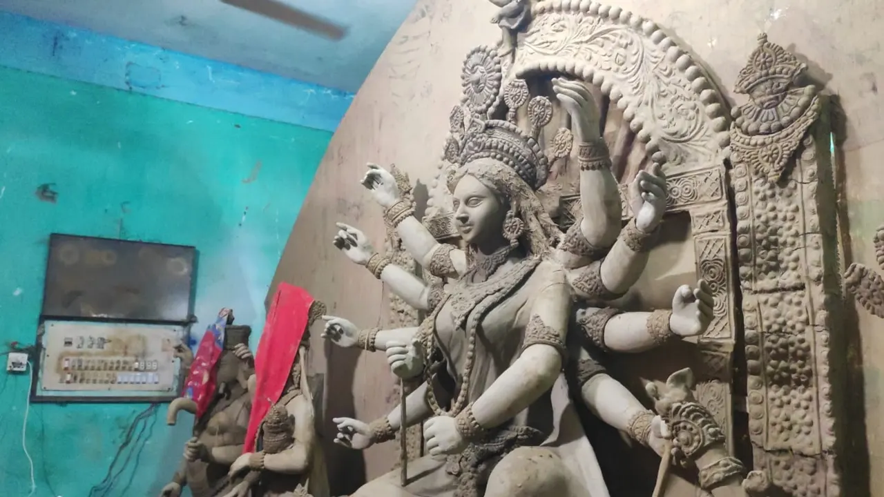 দিনাজপুরে ১৩০৬ মণ্ডপে চলছে দুর্গাপূজার প্রস্তুতি