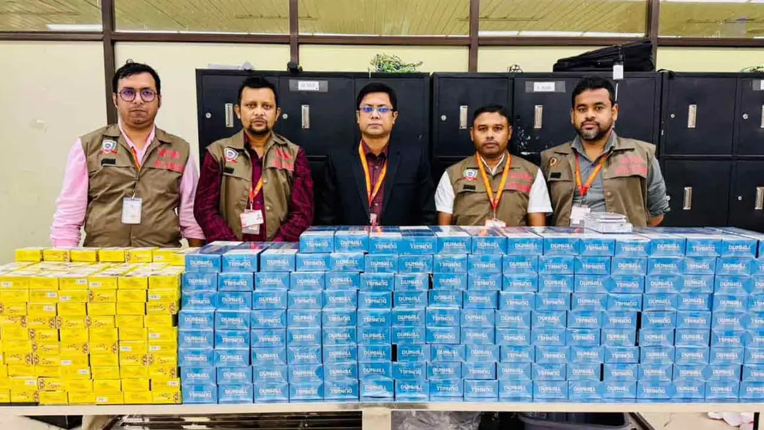 শাহজালালে ৩ যাত্রীর ব্যাগ থেকে ৬৩১ কার্টন সিগারেট জব্দ শাহজালালে ৩ যাত্রীর ব্যাগ থেকে ৬৩১ কার্টন সিগারেট জব্দ
