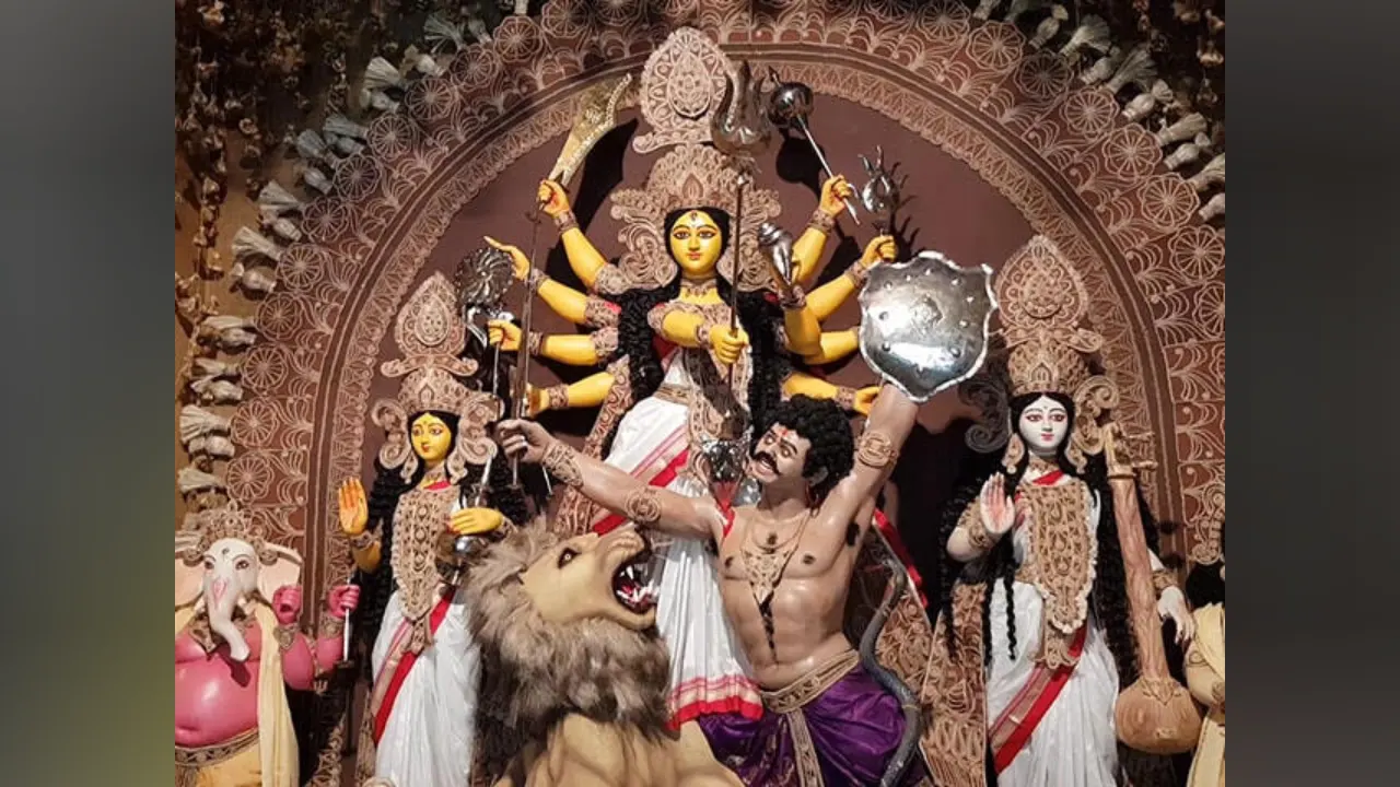 ভোলায় ১১২ মণ্ডপে দুর্গাপূজা, চলছে প্রতিমায় রংতুলির শেষ আঁচড় ভোলায় ১১২ মণ্ডপে দুর্গাপূজা, চলছে প্রতিমায় রংতুলির শেষ আঁচড়