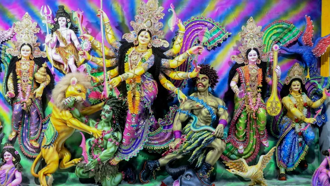 প্রতিমা, আলোকসজ্জা আর বর্ণিল আয়োজনে দুর্গোৎসব শুরু সাতক্ষীরায়